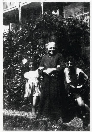 Anna Nikkelsberg (left)