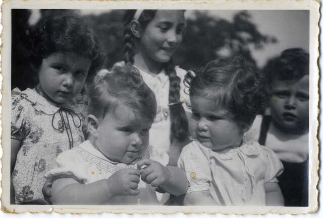 Josefa Jacqueline [Joke] (front left) en Carla Sophie (front right) Bloch