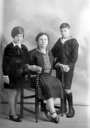 Carolina Hoogstraal-Bernard met twee van haar kinderen, 1928