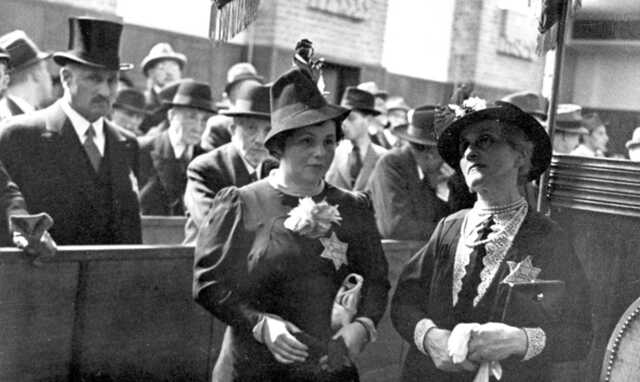Cecilia Ethel Abrahams-Levi (links) op een bruiloft in 1942