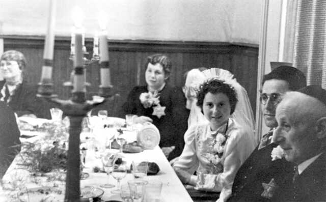 Maurits David Jakobs en Bertha Levi op hun trouwdag, zomer 1942