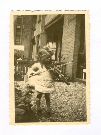 Celine de Vries with violin