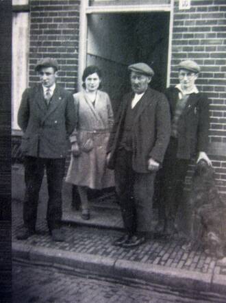 Hartog Elkus met drie van zijn kinderen