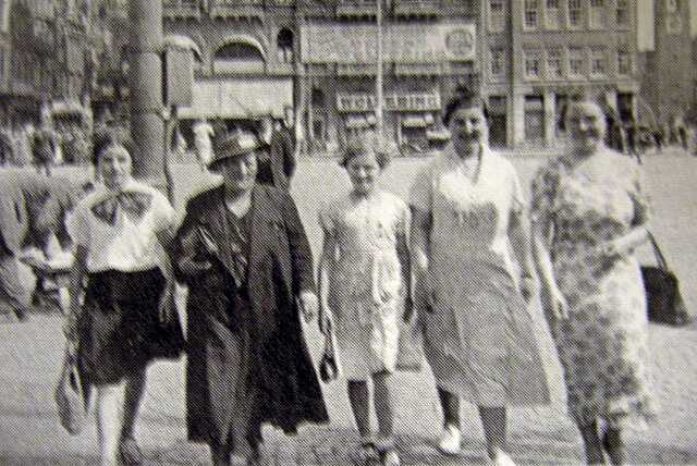 Rozette Turksma-Benninga met haar dochter Betsie in Amsterdam, 1935