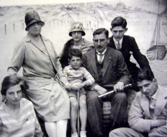 Benno van Esso met zijn ouders, broers en zussen in Zandvoort, 1928