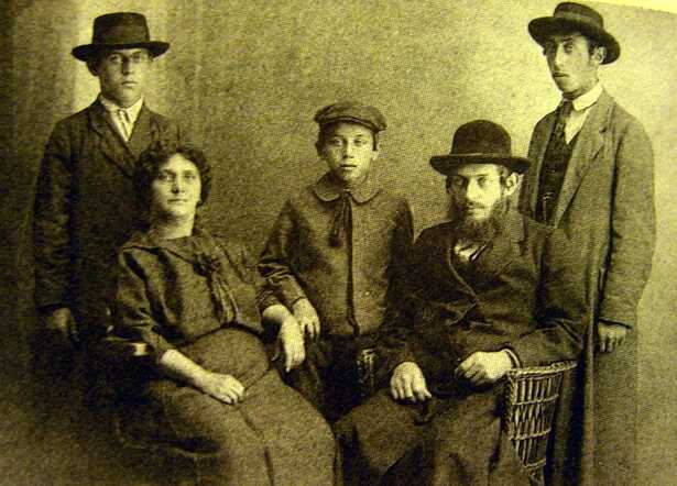 Dawid Borensztajn met zijn ouders en broers, 1916