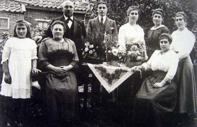 De familie Van Dam, rond 1917