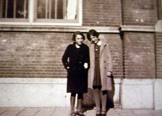 Veronica Delaville met een vriendin, 1930