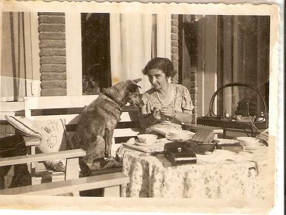 Clara Rozette de Vries with dog 2