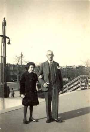 Clara Susanna van Santen met vader Jonas op de Berlagebrug, ongeveer 1933 Bron: privécollectie