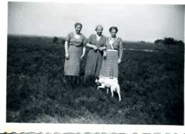 Van links naar rechts: Jacoba, Jet (Judith) en Mietje Lavino met Trix