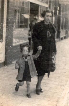 Jeanette van Coeverden with her mother Wilhelmina van Coeverden-van der Wijk