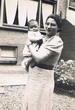 Roza Elisabeth van Coevorden with her mother Mathilda van Coevorden-van Tijn in 1939