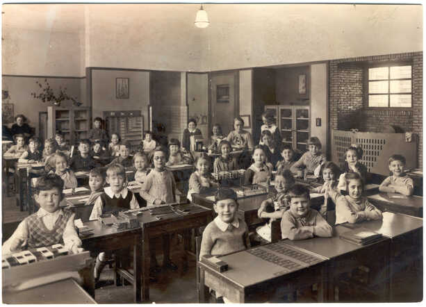 Marianne Louise (Jannie) Cohen (at the back with white apron). School photo of the 1e Montessorischool in the Corellistraat in Amsterdam, 1936