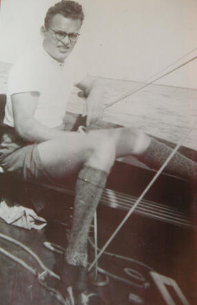 Salomon Benjamin [Sallo] Cohen on his sailingboat on the Zuidlaardermeer.