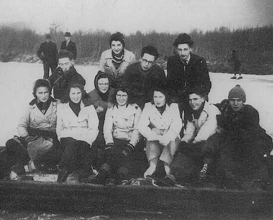 Samuel Abraham (Sam) Cohen (bovenste rij, geheel links) tijdens een schaatsuitje met klasgenoten van het Joods Lyceum in Den Haag