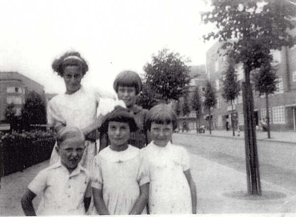 Selma van Colle (on the left in the back) en Christine [Stientje] van Colle (in the middle in the front) with children of the neighbourhood