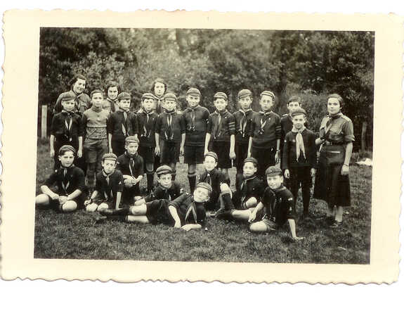 Samuel (Sanny) van Collem (onderste rij, 3e van links) op een groepsfoto van de Joodse padvinderijgroep Tot Ons Plezier uit Den Haag, tijdens de installatie van aspirant-welpen, 1937-1938.