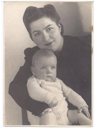 Mirjam Couzijn with her mother Hanni Couzijn-Hoffman