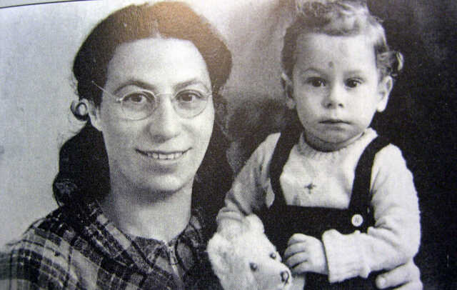 Izaäk van Dam with his mother Golda van Dam-van Coevorden