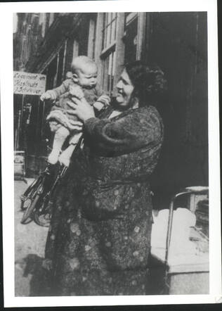 Louisa van Dam with her mother Frederika van Dam-van Coevorden