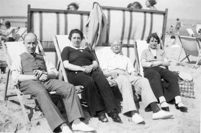 Daniël en Sophia Jakobs-Cohen (rechts) aan het strand in Knokke