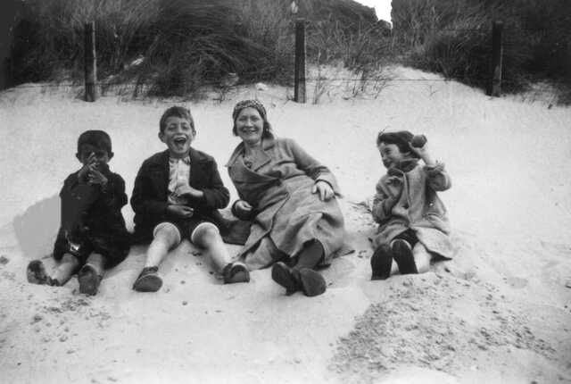 Eliazar (Elie), left and Sophia (Fientje) Dasberg with their brother Levi Salomon Dasberg and an aunt