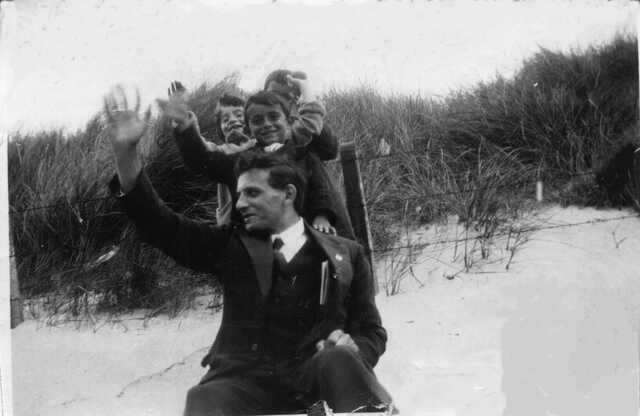David Dasberg, with his children Eliazar, Sophia and Levi Salomon Dasberg