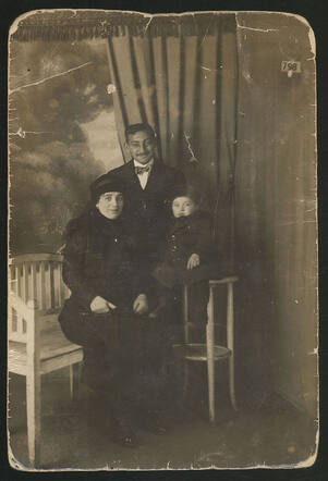 David en Saartje Boeken-van Oosten met hun zoontje, 1916