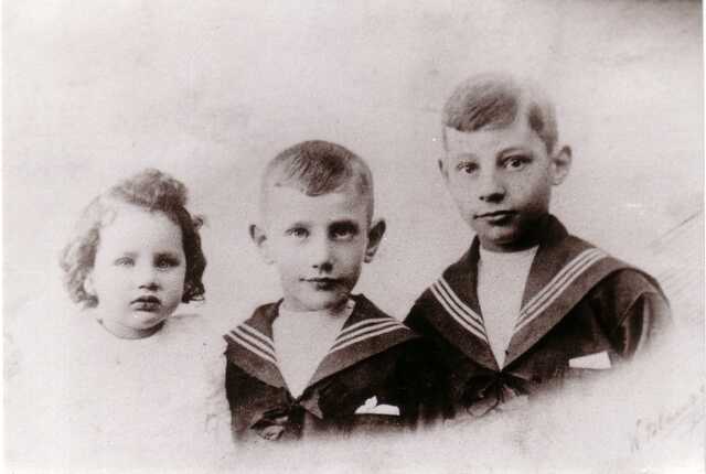 Jeugdfoto van David Salomon, Joseph (Joop) en Leentje (Lena) Hofstede