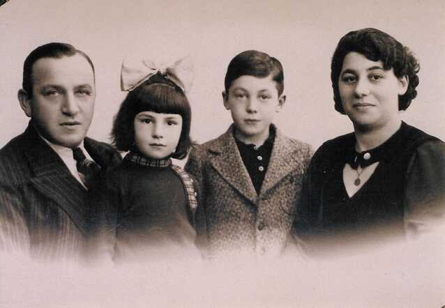 Isaac and Rosa de Jong with their parents