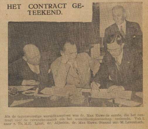 De Sumatra Post, 29 juni 1936, pag. 14. Max Levenbach ziet toe op tekening contract wereldkampioenschap schaken.