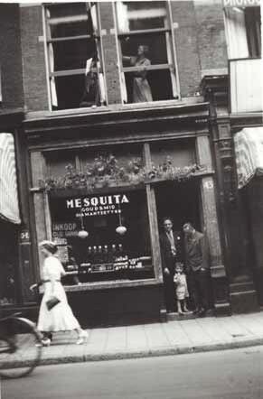 De winkel van David Gomes de Mesquita aan de Utrechtsestraat in Amsterdam