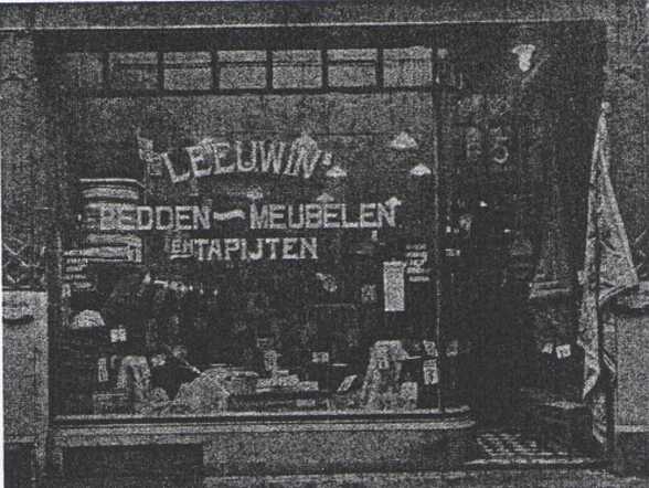 De winkel van Isaäc Koster aan de Rijnstraat 5 in Arnhem