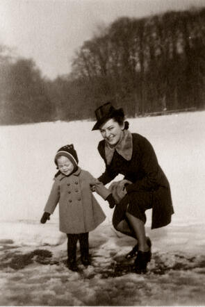 Mina Lisa Blau-Muntner with her daughter Dorie. Winter in Maarssen probably 1941.