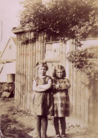 Leviene (Fiena) Denneboom (on the right), with a friend, summer of 1933