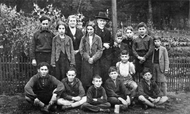 Sami Diament (rechts van het midden, met witte blouse), tijdens een uitstapje van het Joodse schoolklasje in Gelsenkirchen, 1938