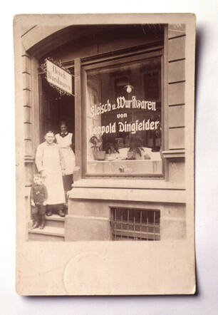 Het echtpaar Dingfelder met hun zoon voor hun slagerij in Plauen, 1925