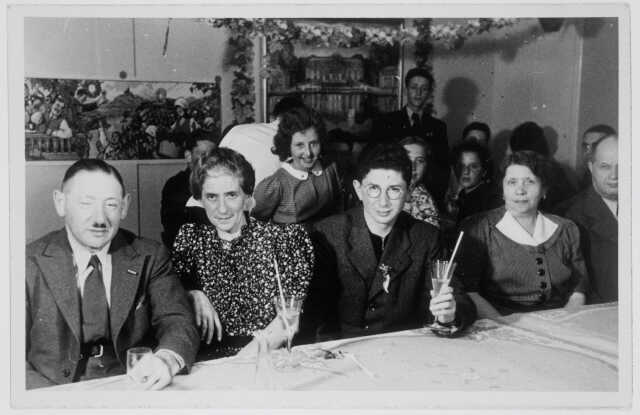 Het echtpaar Dingfelder met hun zoon aan boord van de St. Louis, 1939