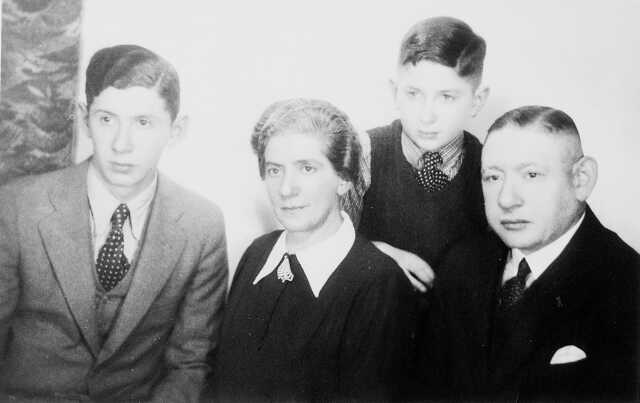 Het echtpaar Dingfelder met hun zoons, 1935