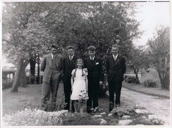Broers en zus Assies. V.l.n.r.: Gerrit, Jan, Albert (Ap), Marcus (Max) en Aaltje Marchien (Alie), foto ca. 1939 Collectie: A.M. Buitenhuis-Assies