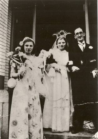 Schoontje (Sonja) Doof (left) as bridesmaid  at the wedding of her elder sister Alida with Herman Natkiel. Alida and Herman both survived the war.