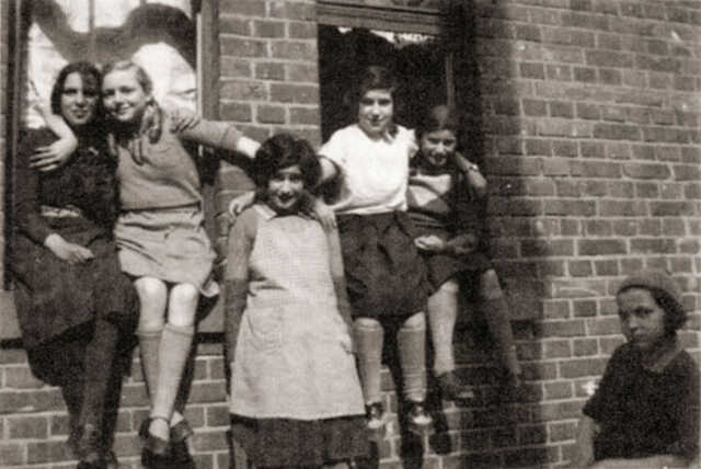 Doris Katz (links) met klasgenoten van de Joodse School in Höchst
