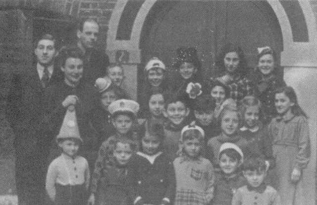 Albert Sassen en Dorothea Julia Sassen-Alexander tijdens een Poerimfeest, 1940