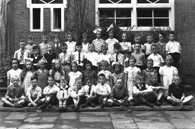 The twins Paul Robert and Harold Lodewijk Duizend (one at the top row, far right, the other bottom row, 5th from the right), on a school photo from the Cornelis Krusemanschool in Amsterdam, 1941
