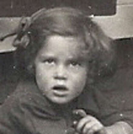 Esther Ekstein (cutting)