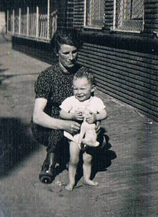 Barend Elburg with his mother Hencze Elburg-Beck