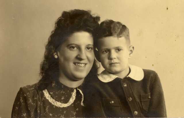Elisabeth (Bep) van Engers en haar zoon Joop