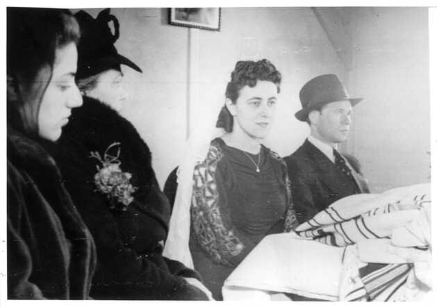 Elisabeth Dassi-van der Ster met haar dochter Polly bij het huwelijk van haar andere dochter in Westerbork, 24 april 1941