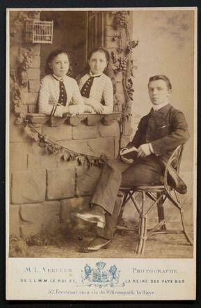 Elisabeth Rosette Augusta Belinfante met haar zus en broer.